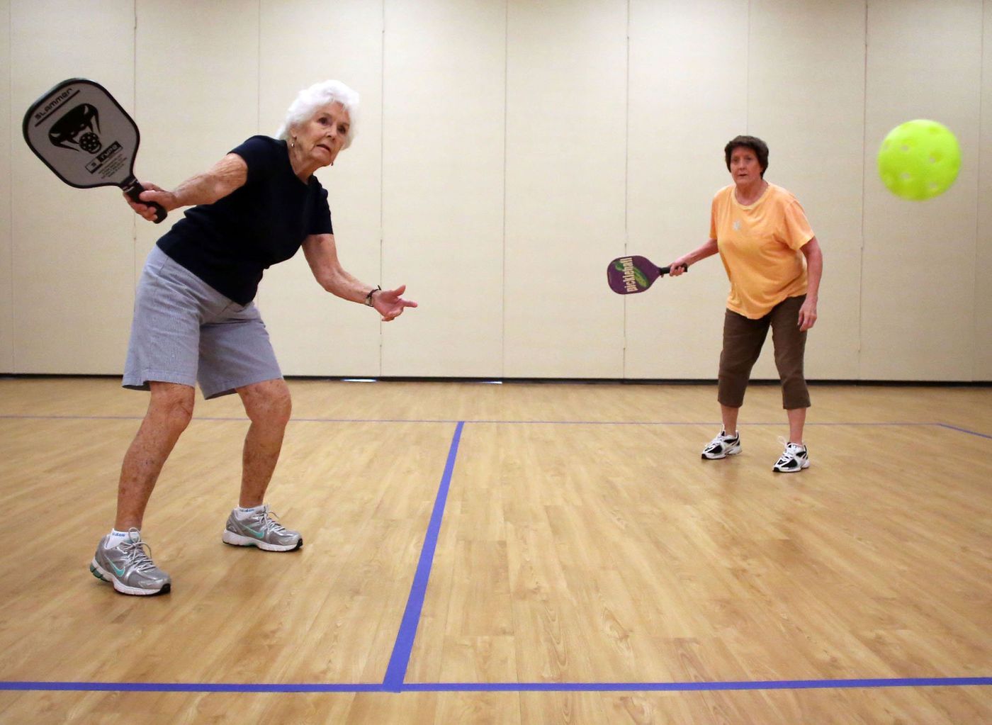 what pickleball paddles do the pros use
